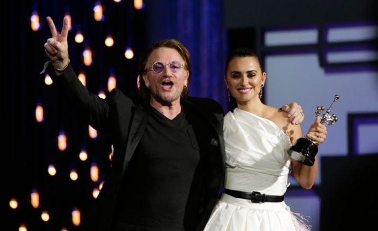 entrega por parte de Bono de U2 del premio honorífico Donostia a una elegante Penélope Cruz